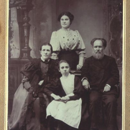 Иван Семенович Шунков с женой и дочерью. Из архива НКМ